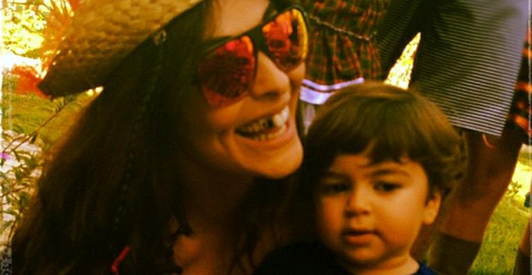 De caipira, Juliana Paes faz festa julina com filho Pedro