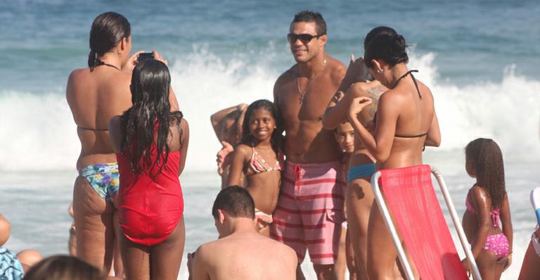 Vitor Belfort é paparicado por fãs em praia do Rio de Janeiro