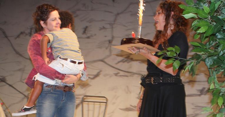 Com amigos, Drica Moraes recebe os parabéns no palco
