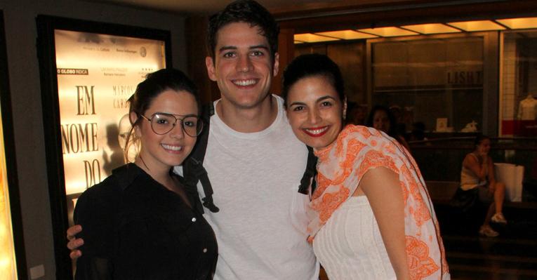 Marco Pigossi recebe Emanuelle Araújo e Giovanna Lancellotti no teatro