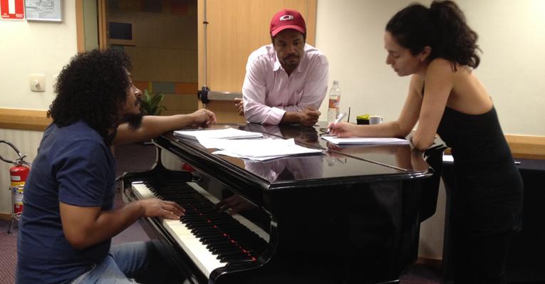 Claudia Ohana ensaia para viver Elis Regina em musical