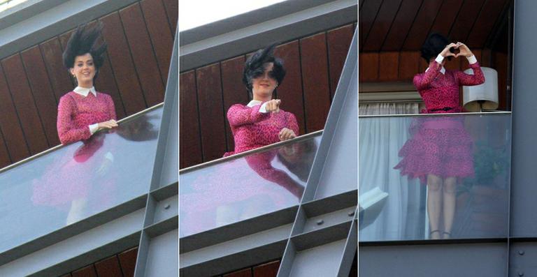 De rosa e contra o vento, Katy Perry acena para os fãs no Rio de Janeiro