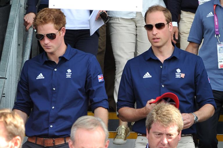 Príncipes William e Harry visitam avô em hospital de Londres