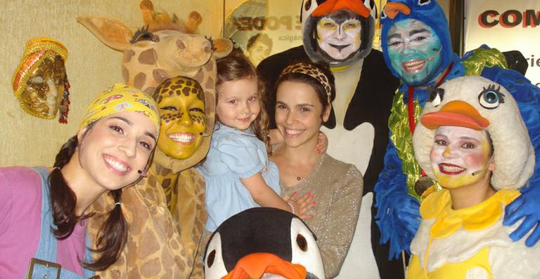 Débora Falabella leva a pequena Nina ao teatro no Rio