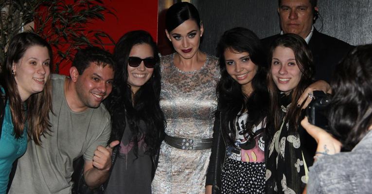 Simpática, Katy Perry posa com fãs no Rio de Janeiro