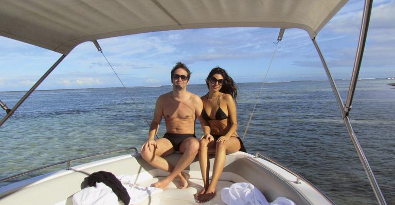 Em lua de mel, Flávia Noronha passeia de barco com o amado pelas Ilhas Maurício