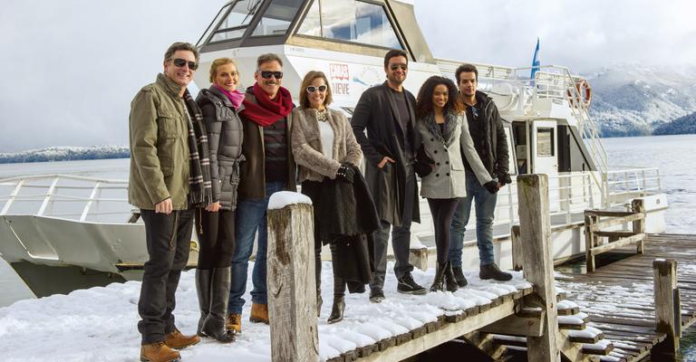 Famosos passeiam de catamarã na Argentina