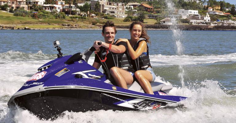 Max Fercondini e Amanda Richter se aventuram em jet ski em Punta del Este