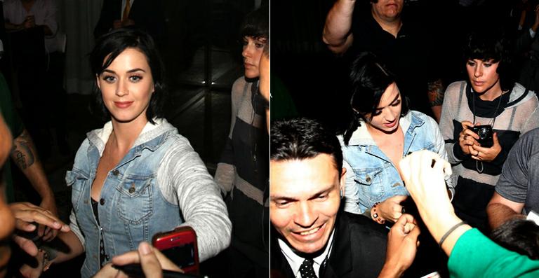Katy Perry atende fãs na porta de hotel no Rio de Janeiro