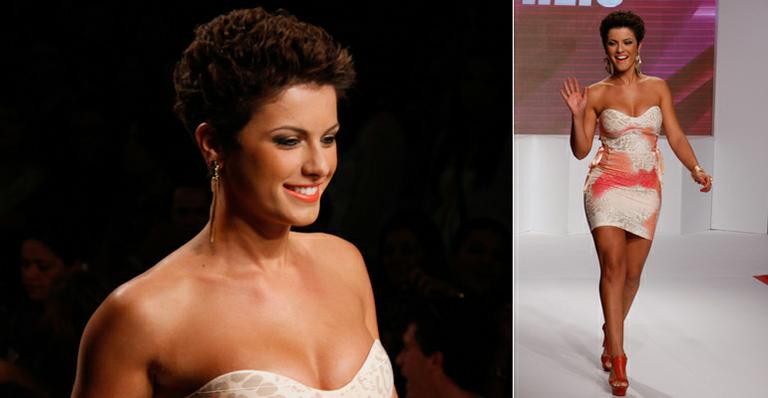 Após raspar a cabeça, Babi Rossi exibe cabelos crescidos em desfile