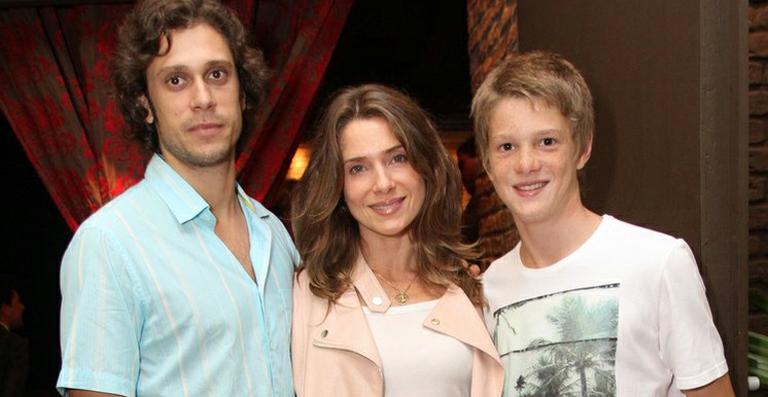 Letícia Spiller em noite de teatro com a família
