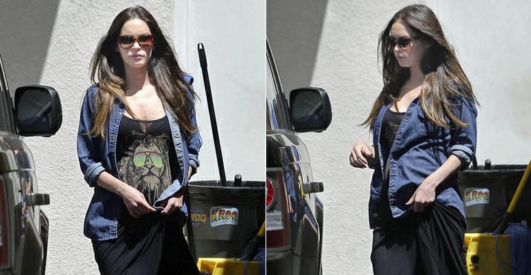 Megan Fox tenta esconder barriguinha de grávida ao deixar restaurante