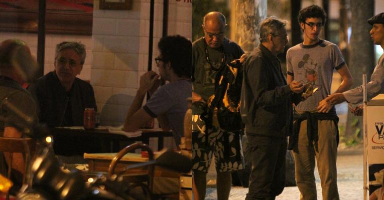 Caetano Veloso janta com o filho e um amigo no Rio de Janeiro