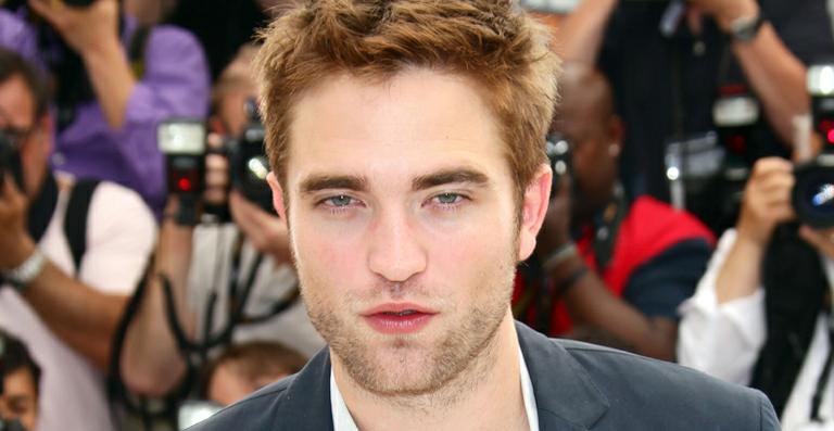 Robert Pattinson volta a fumar após traição
