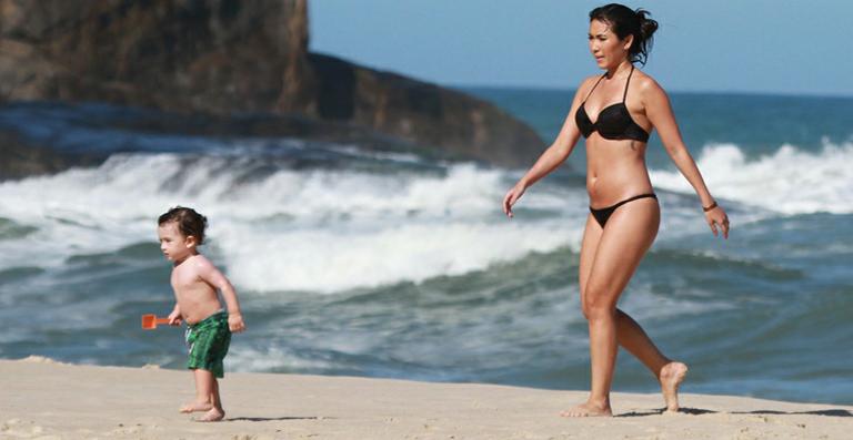 Daniele Suzuki curte dia na praia com o filho, Kauai