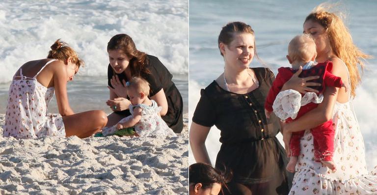 Sophie Charlotte paparica a afilhada, Bruna Luz, em praia no Rio