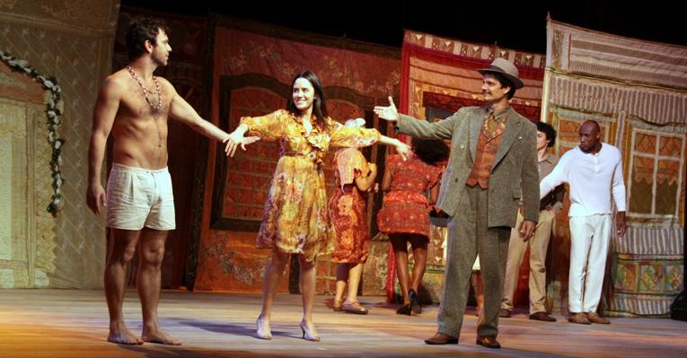 Fernanda Vasconcellos se apresenta como Dona Flor no Rio de Janeiro