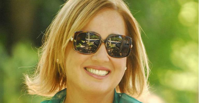 Em casa, Claudia Jimenez assiste à ‘Avenida Brasil’