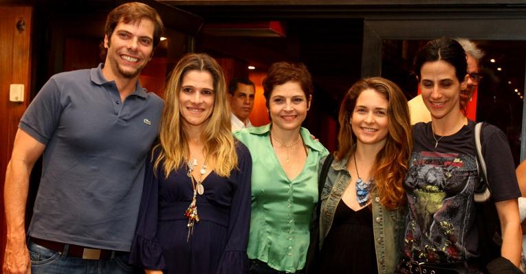 Claudia Abreu e mais famosos conferem peça com Drica Moraes no Rio