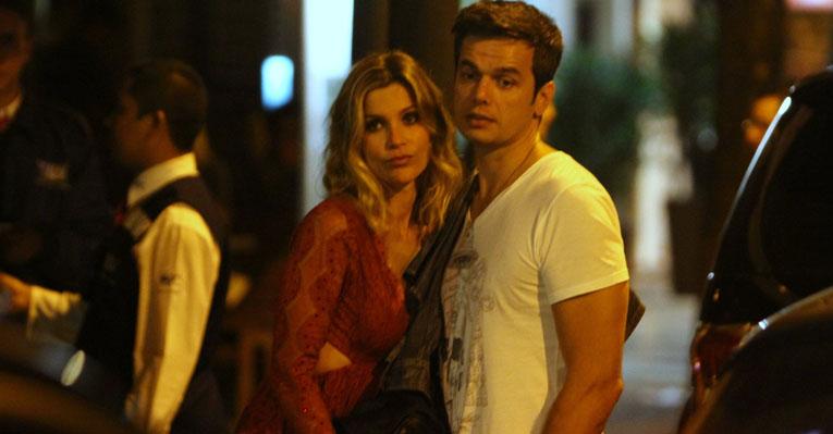Flávia Alessandra e Otaviano Costa passeiam pelo Rio de Janeiro