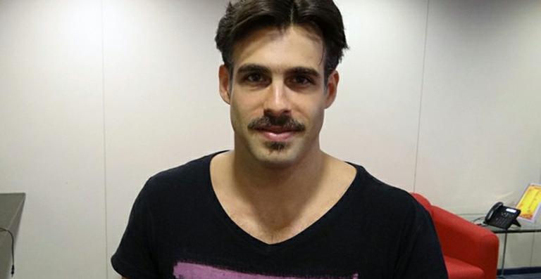 Raoni Carneiro entra em ‘Gabriela’ de bigode e novo visual