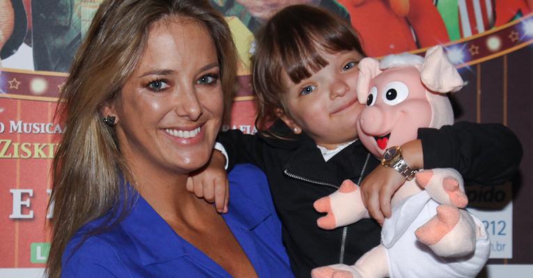 Dia de teatro para Ticiane Pinheiro e Rafaella Justus
