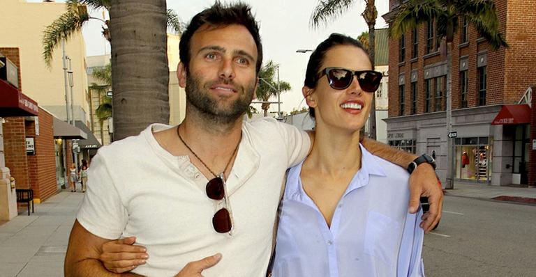 Passeio romântico de Alessandra Ambrosio e Jamie Mazur em Beverly Hills