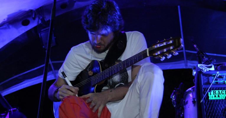 Simpático, Saulo Fernandes autografa abadá de fã durante show