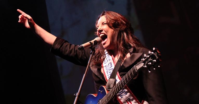 Ana Carolina recebe faixa de Miss Simpatia em show na Bahia