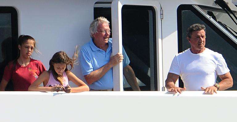Após morte do filho, Sylvester Stallone reúne família em passeio de iate