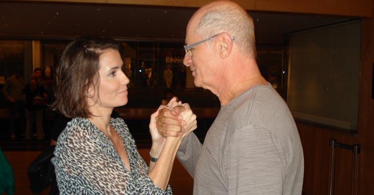 Deborah Secco parabeniza Marcos Caruso no teatro