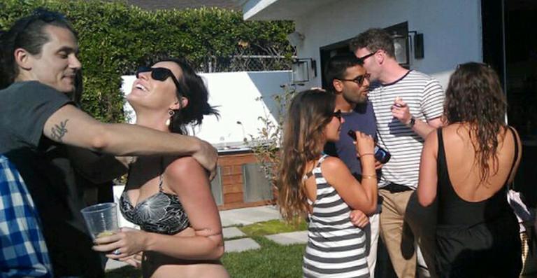 Katy Perry e John Mayer se divertem em festa na piscina