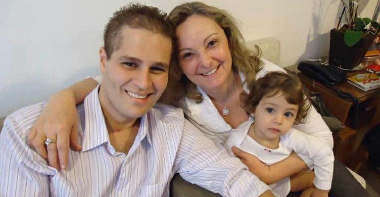 Pedro Leonardo aparece sorridente com a filha em fotos da família