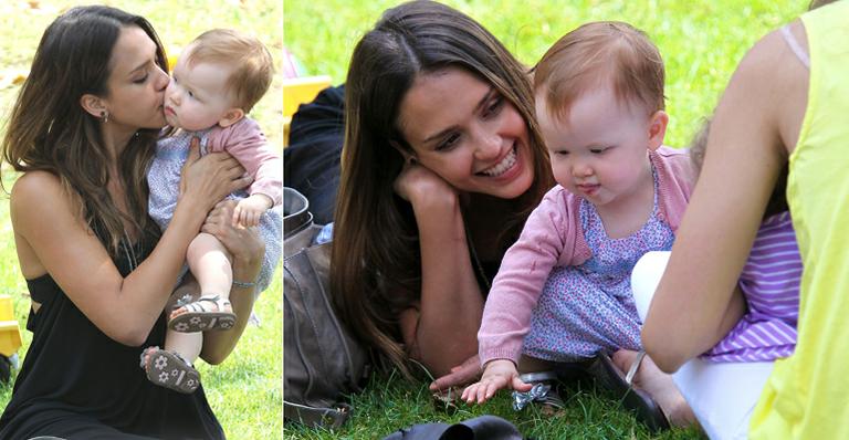 Jessica Alba mima a pequena Haven Garner