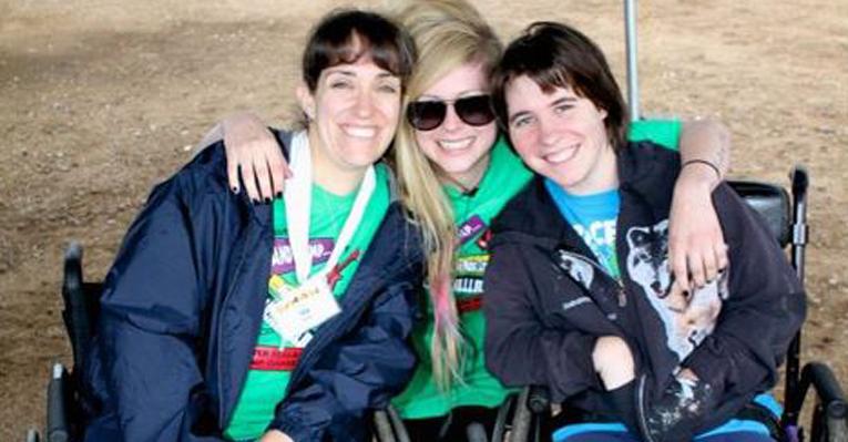 Avril Lavigne se diverte em acampamento especial