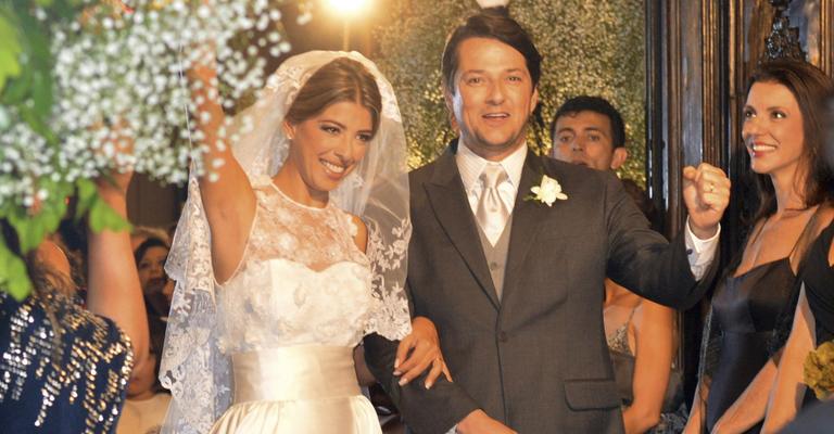 Marcelo Serrado leva Roberta Fernandes ao altar