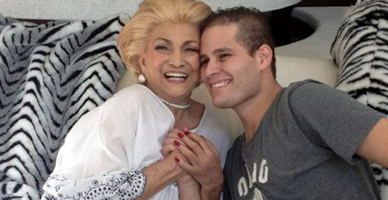 Hebe Camargo recebe a visita de Pedro Leonardo em sua casa