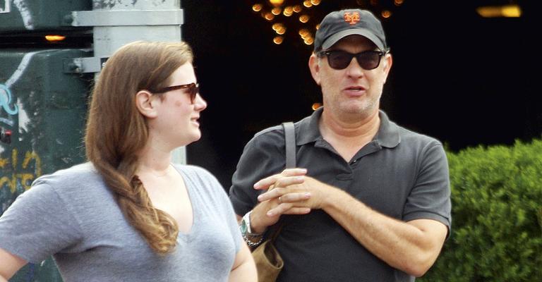 Tom Hanks passeia de boné e óculos escuros com a filha em Nova York