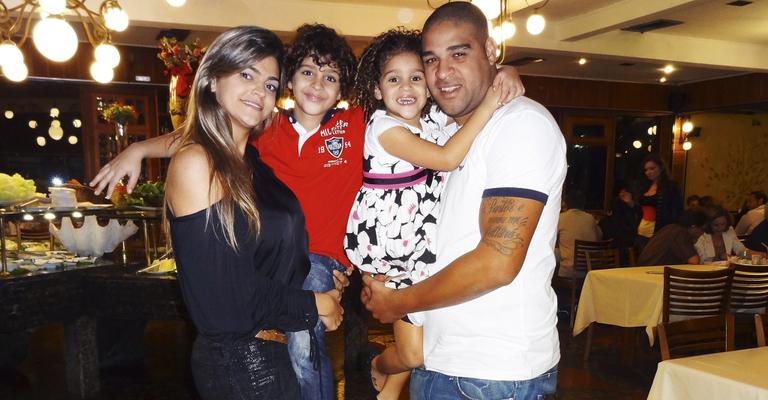 Adriano em jantar com a ex, Júnior e Sophia
