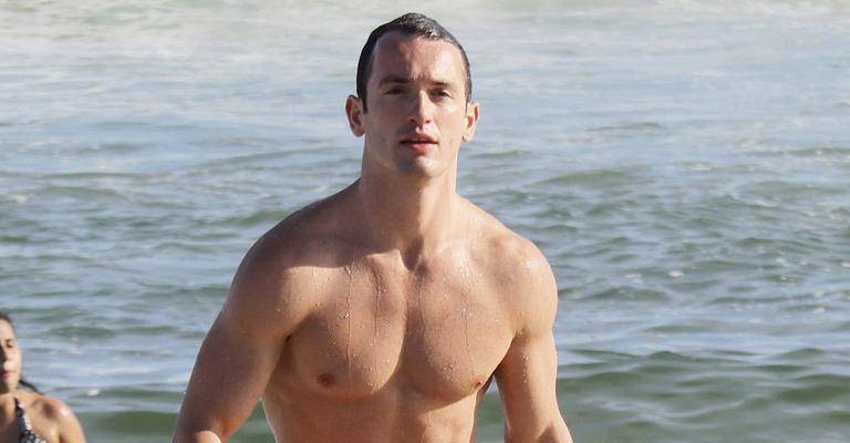 Após as Olimpíadas, Diego Hypolito aproveita dia de sol na praia
