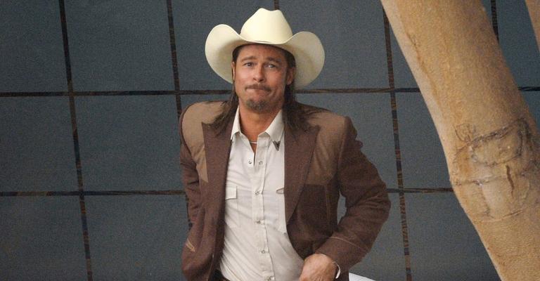 Brad Pitt esbanja charme como caubói em set de filmagem