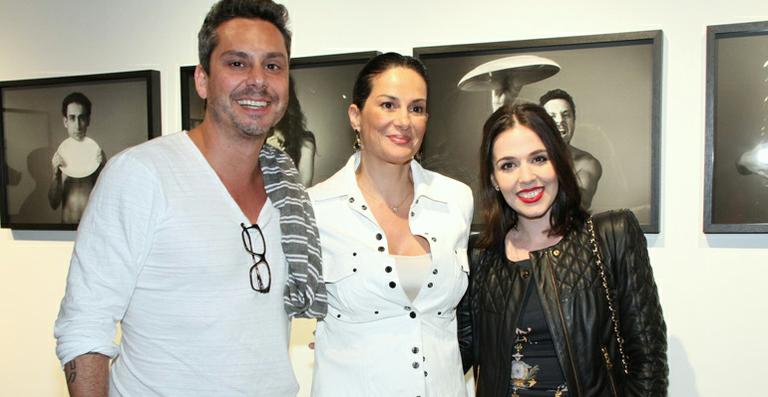 Alexandre Nero confere exposição de fotos no Rio