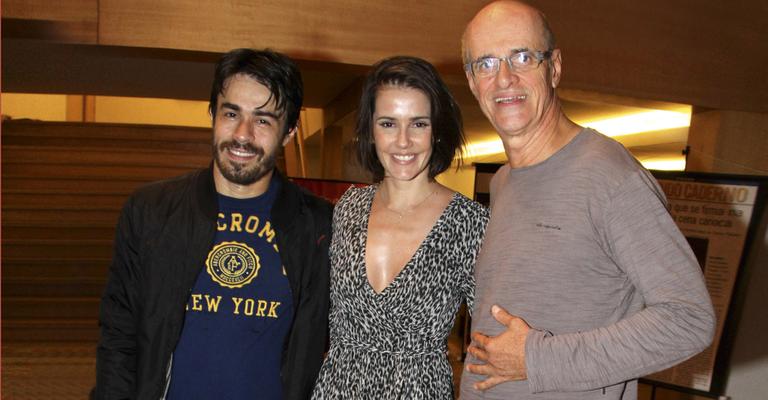Deborah Secco tieta Erom Cordeiro e Marcos Caruso em peça