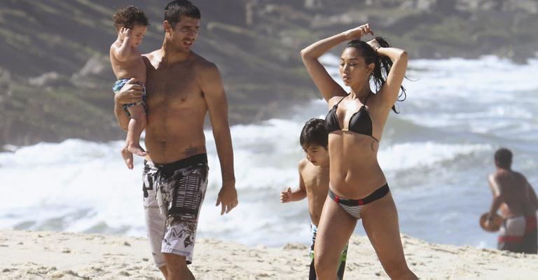 Daniele Suzuki curte dia de praia em família