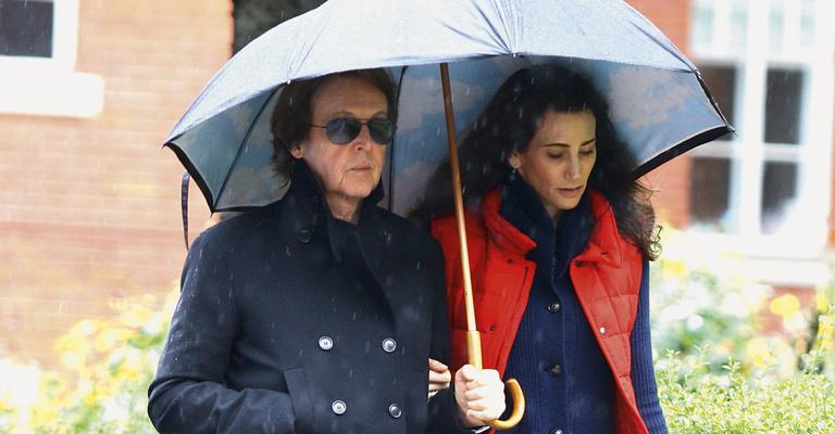 Paul Mccarteney passeia de guarda-chuva com a amada em Londres
