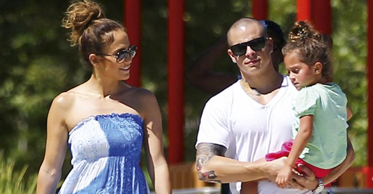 Jennifer Lopez passeia com Casper Smart e a filha