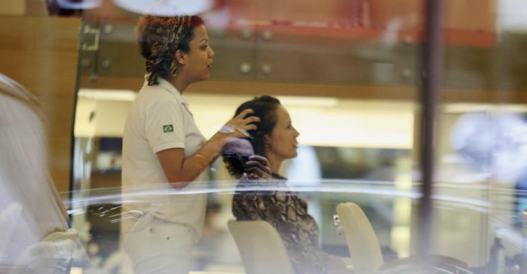 Andrea Dellal faz compras e cuida do cabelo em temporada no Rio de Janeiro
