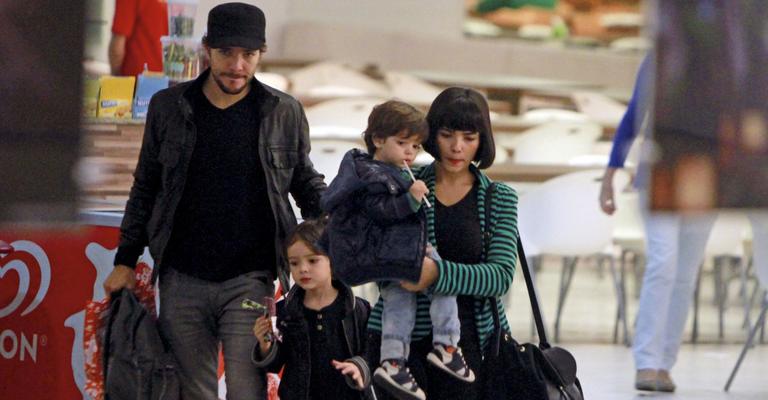 Separados, Daniel de Oliveira e Vanessa Giácomo passeiam com os filhos