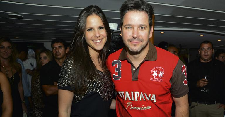 Murilo Benício participa de leilão com a namorada