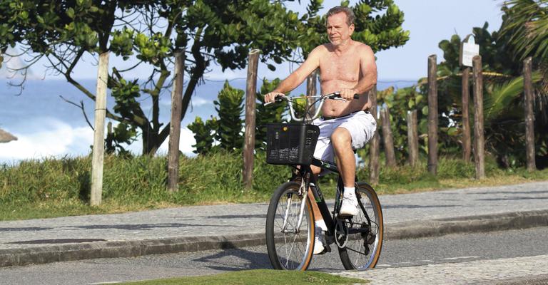 Jonas Bloch pedala de bicicleta no Rio de Janeiro